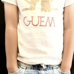 Tee-shirt blanc enfants avec le logo de l’association GUEM